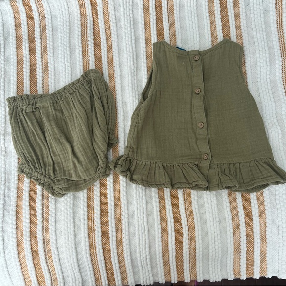 Sleeveless Button-Back Peplum Top and Bloomers Set 12-18M - Picture 8 of 13